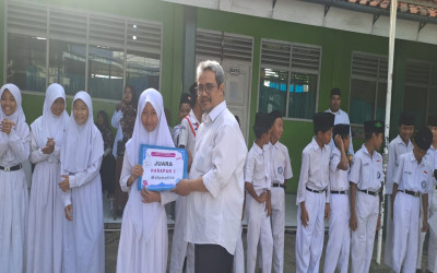 Salah satu siswa terbaik MI Mathlaul Ulum Meraih Penghargaan Di Lomba MIPA